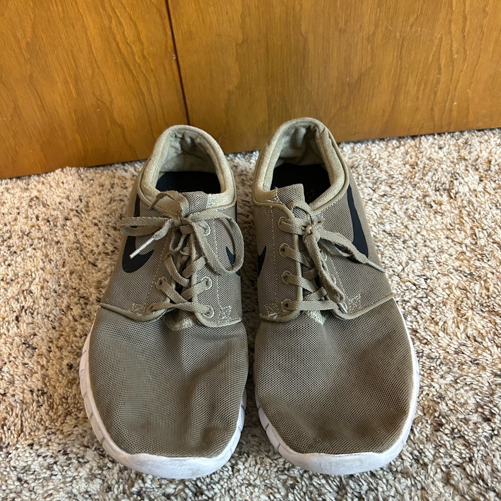 Nike Women’s Beige and White Sneakers - Picture 2 of 3